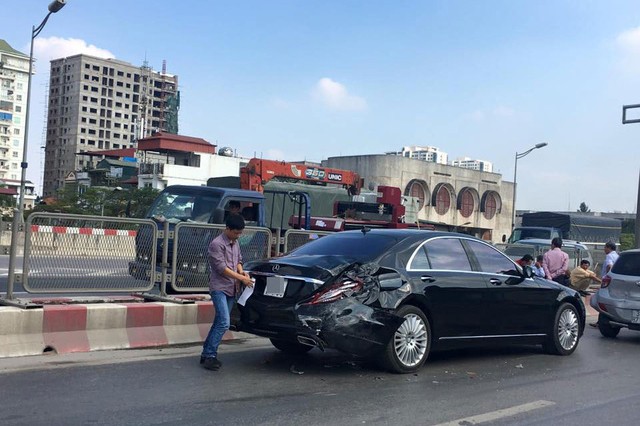 Mercedes S500 tien ty bi xe khach tong mop duoi tai Ha Noi